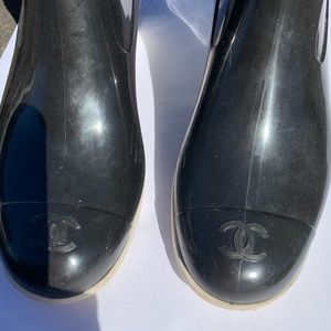 Pre-owned woman’s Black& white Chanel rain boots size  European 38🌺